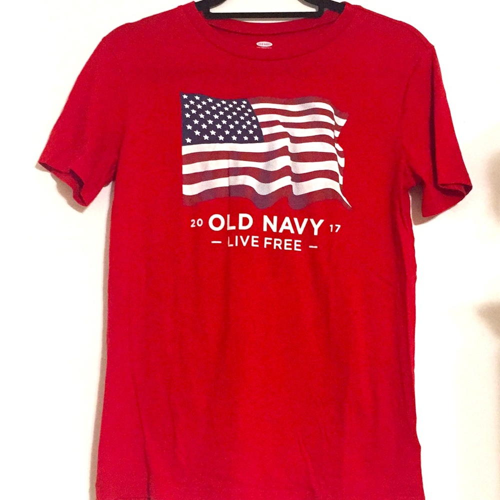 Red old navy T-shirt with 2017 American design